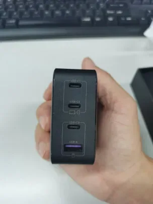 和绿联100W氮化镓充电器一起，旅行更自在！